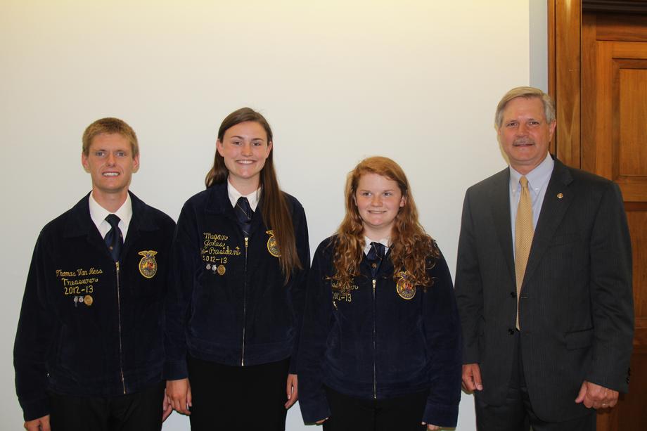 Fessenden Bowden FFA-July 2013- Senator Hoeven meets with Fessenden Bowden FFA students.
